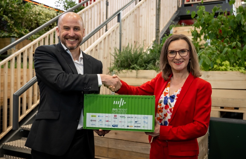 Clemens Först hands over RFF chairmanship to Sigrid Nikutta.