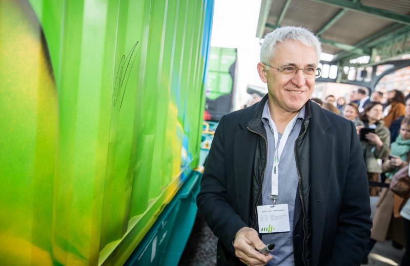 A fully spray-painted Noah's Train arrives in Brussels