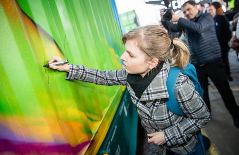 A fully spray-painted Noah's Train arrives in Brussels