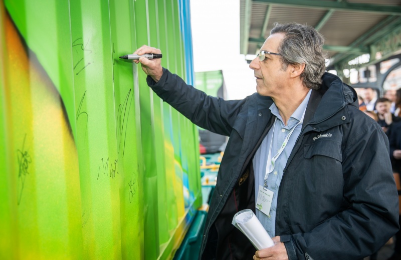 A fully spray-painted Noah's Train arrives in Brussels